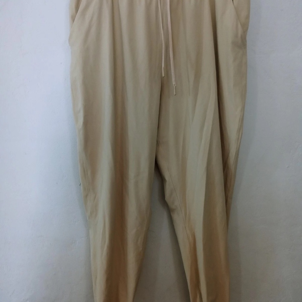 Lululemon High rise Stretch Jogger sz 16. Beige Luxtreme LW5DCRS